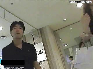 Vakre jenter iført mini skjørt vakre jenter